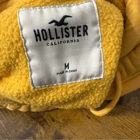 Hollister women’s hoodie size medium yellow - Read condition - Picture 8 of 12